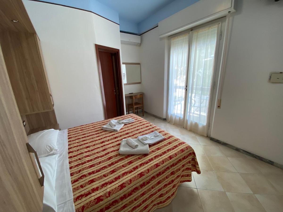 Hotel Nanni Rimini Buitenkant foto