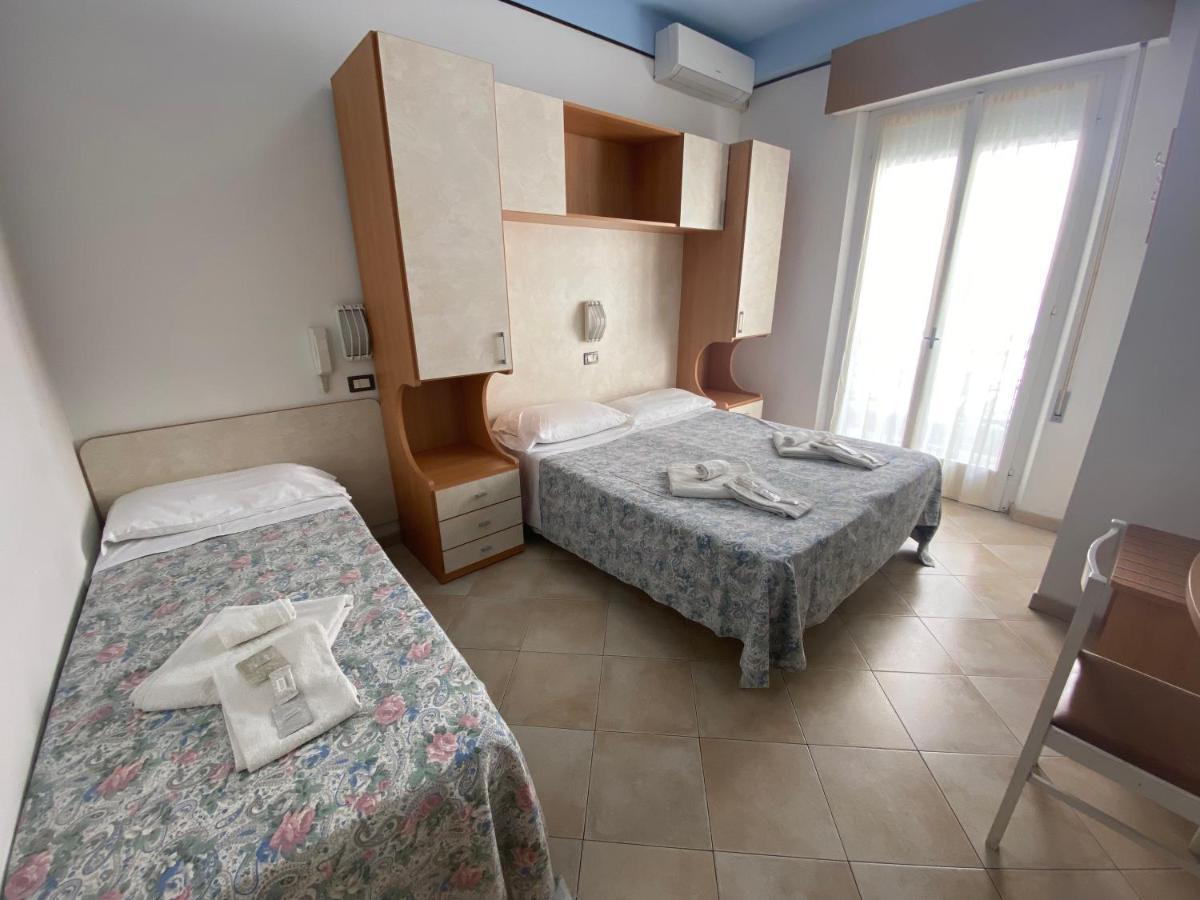 Hotel Nanni Rimini Buitenkant foto