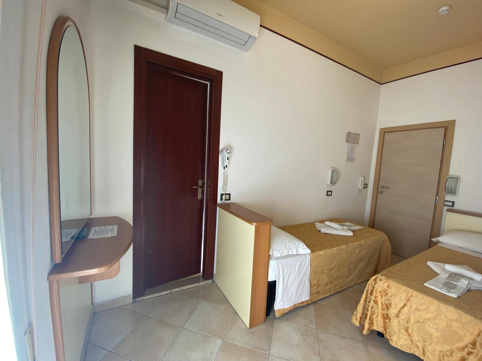 Hotel Nanni Rimini Buitenkant foto